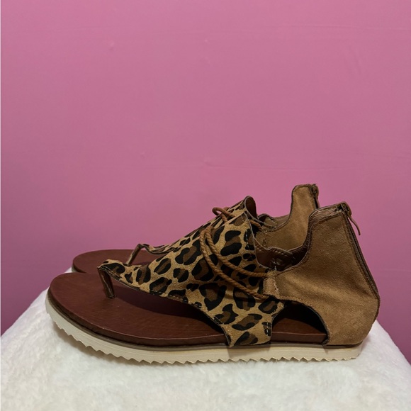 Women’s Leopard Zip Up Sandals Size 9 - Picture 2 of 3